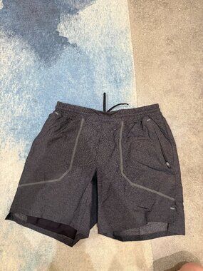 Lulu Lemon Men's License to Train Dark Gray Shorts 5", Size L